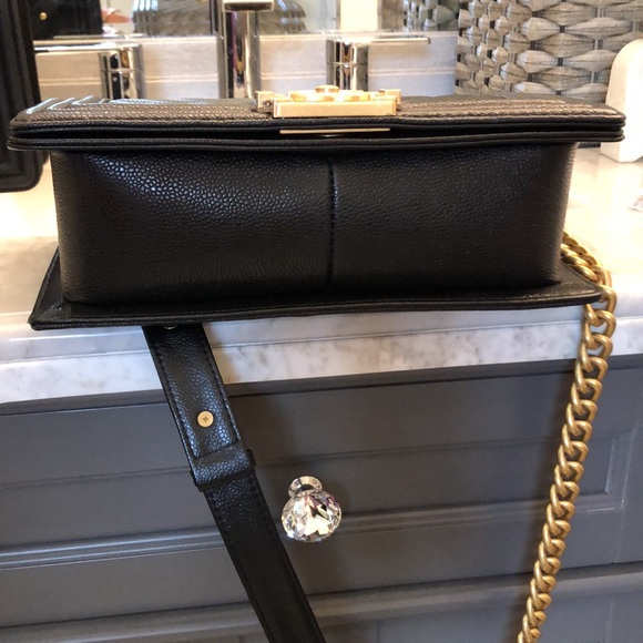 No Scratches, rips, or tears no scuff marks - Picture 2 of 11